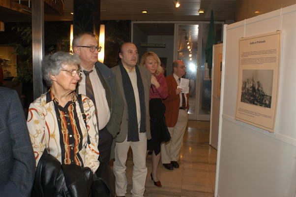 Photo de l'inauguration de l'exposition Korczak></td>

        </tr>

        <tr> 

          <td align=