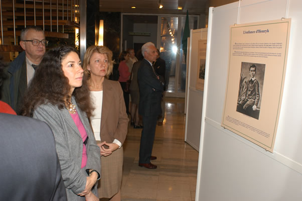 Photo de l'inauguration de l'exposition Korczak></td>

        </tr>

        <tr> 

          <td align=
