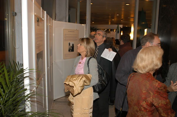 Photo de l'inauguration de l'exposition Korczak></td>

        </tr>

        <tr> 

          <td align=