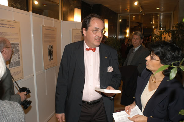 Photo de l'inauguration de l'exposition Korczak></td>

        </tr>

        <tr> 

          <td align=