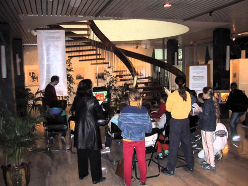 Moniteur vid&eacute;o et salon au centre du hall