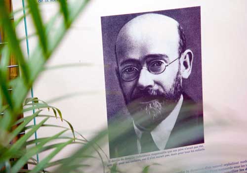 Jeunes visiteurs studieux