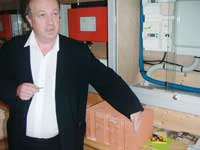 Daniel Cueff pr&eacute;sentant les mat&eacute;riaux et syst&egrave;mes HQE utilis&eacute;s