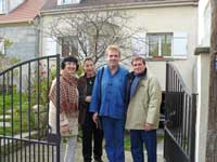 Accueil de Laurent Ott (en bleu) et pique-nique sur le terrain